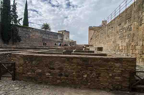 Granada 084 - La Alhambra - Alcazaba - patio de armas.jpg